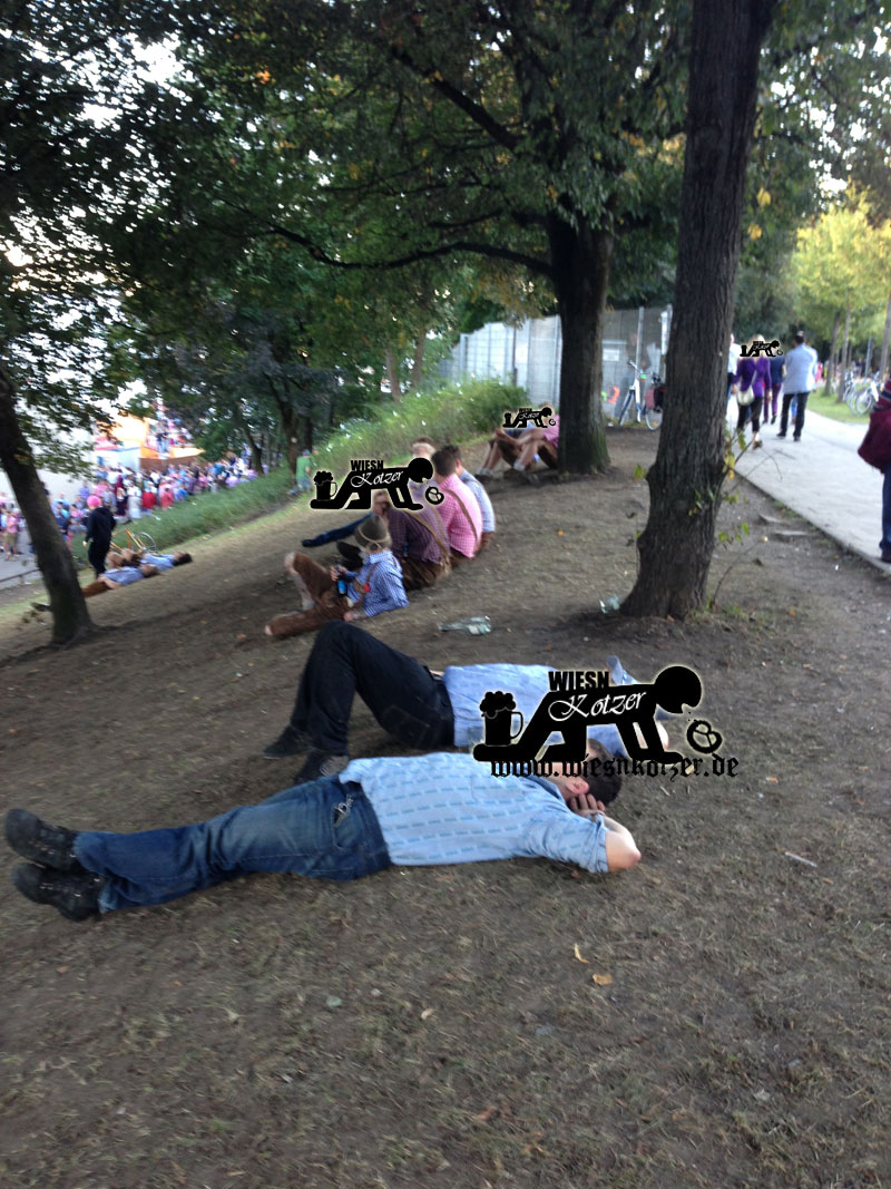 chilling twins at the oktoberfest