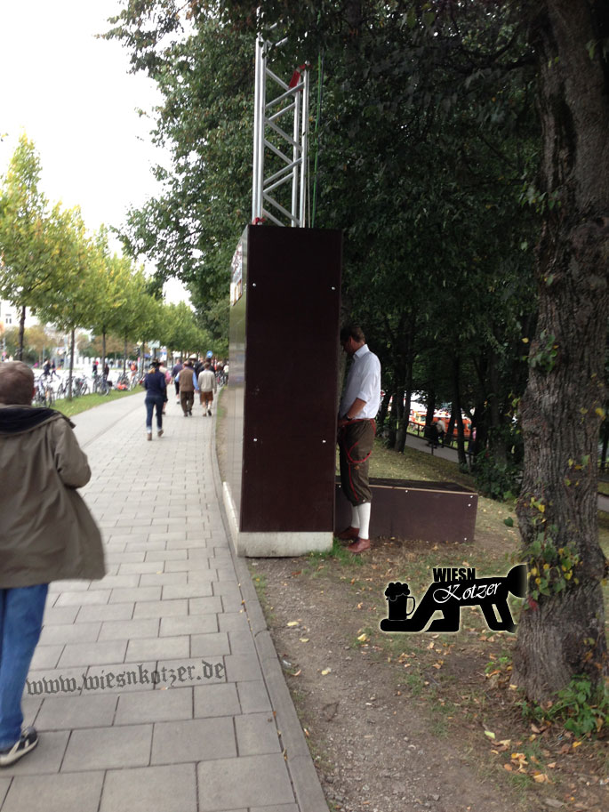 Man urinates in public at the Oktoberfest